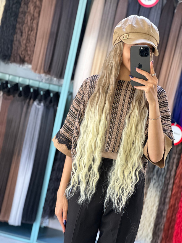 کلاه کاپیتانی با موی فر امبره بلوند