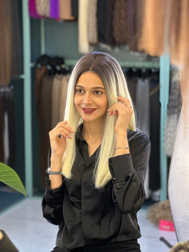 کلاه گیس صاف فرق متحرک وارداتی امبره مشکی بلوند کد R4/613